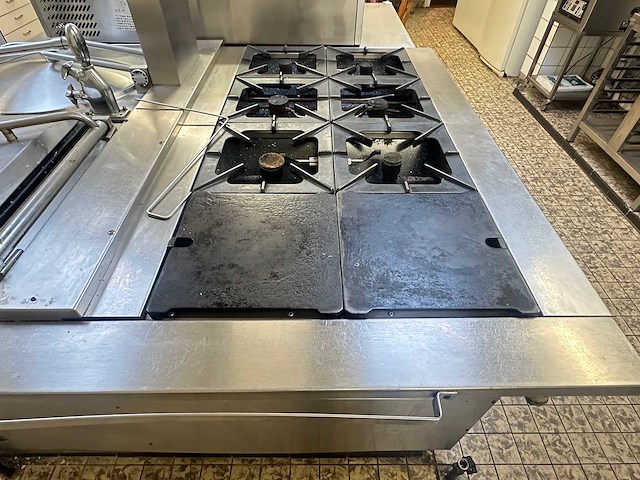 Kookeiland met diverse apparatuur - afbeelding 9 van  21