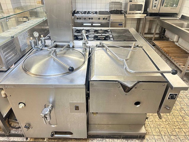 Kookeiland met diverse apparatuur - afbeelding 1 van  21