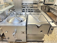 Kookeiland met diverse apparatuur