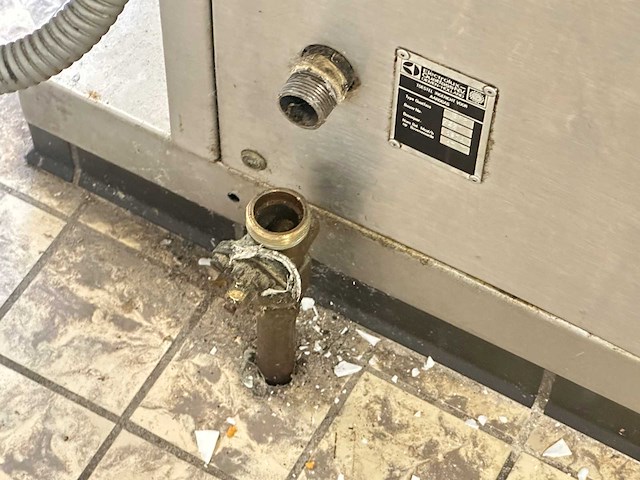 Kookeiland met diverse apparatuur - afbeelding 13 van  21