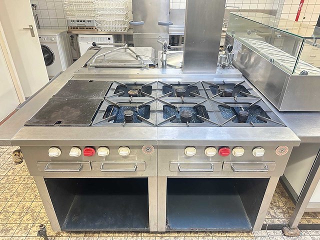 Kookeiland met diverse apparatuur - afbeelding 15 van  21