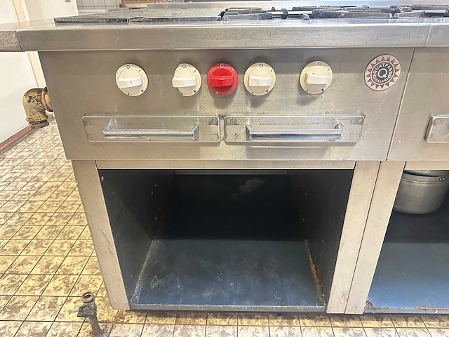 Kookeiland met diverse apparatuur - afbeelding 16 van  21