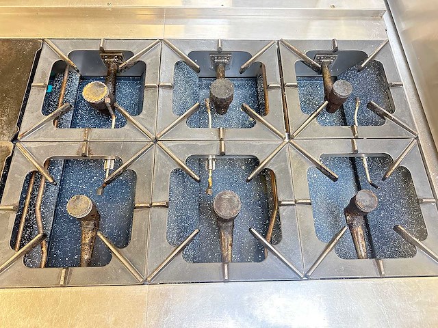 Kookeiland met diverse apparatuur - afbeelding 18 van  21