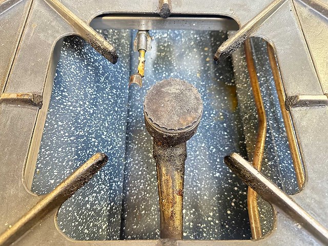 Kookeiland met diverse apparatuur - afbeelding 19 van  21