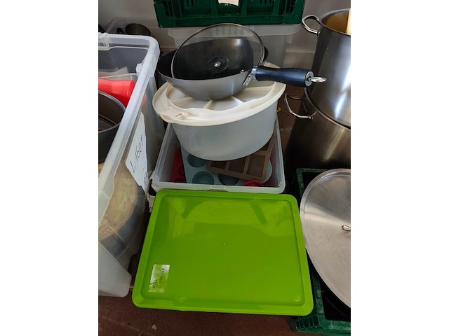 Kookketels, pannen, snijplanken, mixer, pvc bestekbak (10,27) - afbeelding 3 van  14