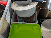 Kookketels, pannen, snijplanken, mixer, pvc bestekbak (10,27) - afbeelding 3 van  14