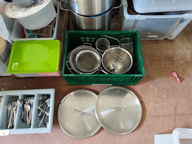 Kookketels, pannen, snijplanken, mixer, pvc bestekbak (10,27) - afbeelding 4 van  14