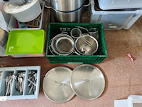 Kookketels, pannen, snijplanken, mixer, pvc bestekbak (10,27) - afbeelding 4 van  14