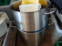 Kookketels, pannen, snijplanken, mixer, pvc bestekbak (10,27) - afbeelding 5 van  14