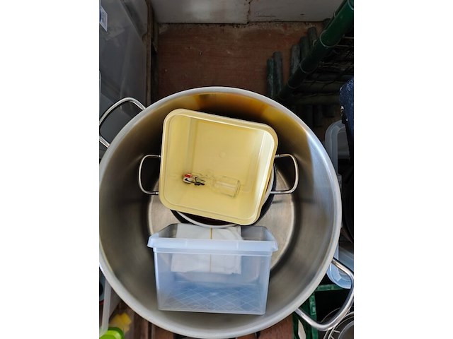 Kookketels, pannen, snijplanken, mixer, pvc bestekbak (10,27) - afbeelding 6 van  14