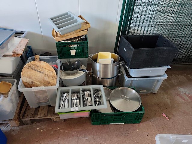 Kookketels, pannen, snijplanken, mixer, pvc bestekbak (10,27) - afbeelding 1 van  14