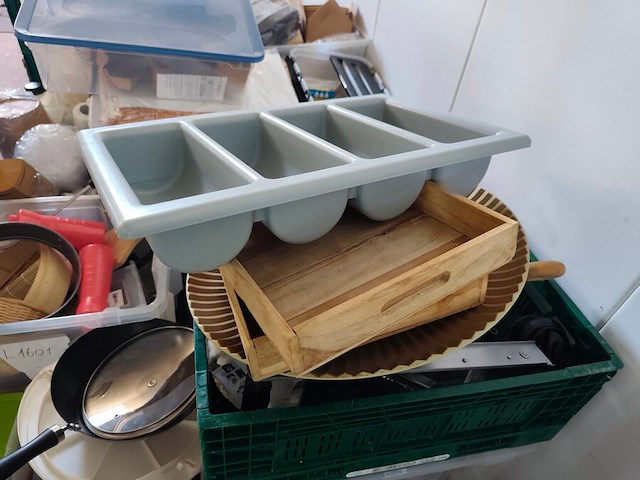Kookketels, pannen, snijplanken, mixer, pvc bestekbak (10,27) - afbeelding 9 van  14