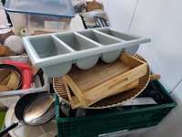 Kookketels, pannen, snijplanken, mixer, pvc bestekbak (10,27) - afbeelding 9 van  14