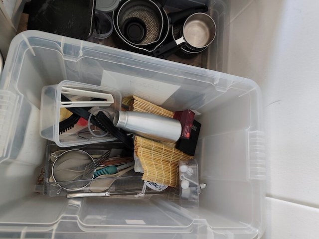 Kookketels, pannen, snijplanken, mixer, pvc bestekbak (10,27) - afbeelding 11 van  14