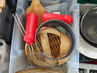Kookketels, pannen, snijplanken, mixer, pvc bestekbak (10,27) - afbeelding 13 van  14