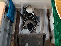 Kookketels, pannen, snijplanken, mixer, pvc bestekbak (10,27) - afbeelding 14 van  14