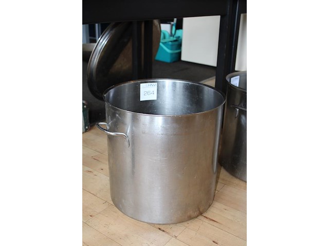 Kookpan met doorsnede 42 en hoogte 40 cm. - afbeelding 2 van  2