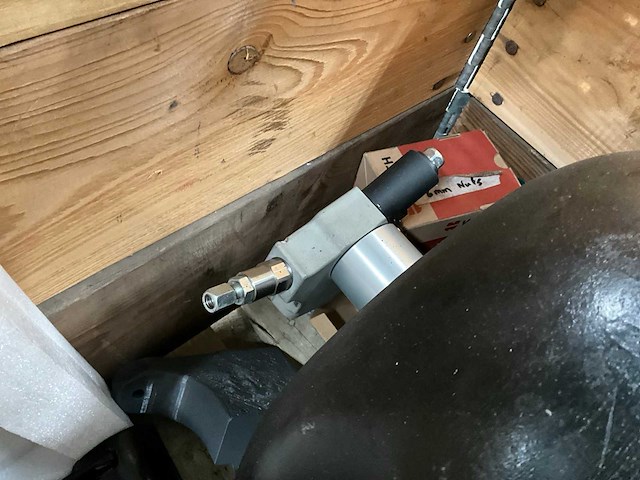 Koolstofvezel tank en diverse onderdelen - afbeelding 8 van  11