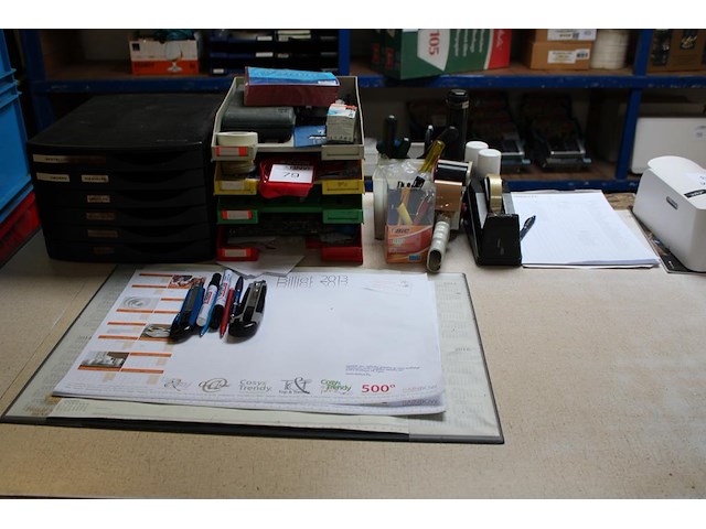 Koop kantoormaterialen w.o. accu ledlamp, schroevendraaiers, tapedispenser, etc. - afbeelding 1 van  4