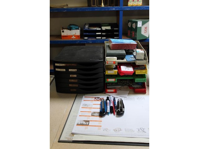 Koop kantoormaterialen w.o. accu ledlamp, schroevendraaiers, tapedispenser, etc. - afbeelding 2 van  4