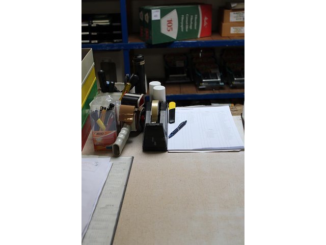 Koop kantoormaterialen w.o. accu ledlamp, schroevendraaiers, tapedispenser, etc. - afbeelding 3 van  4