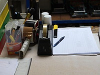 Koop kantoormaterialen w.o. accu ledlamp, schroevendraaiers, tapedispenser, etc. - afbeelding 3 van  4