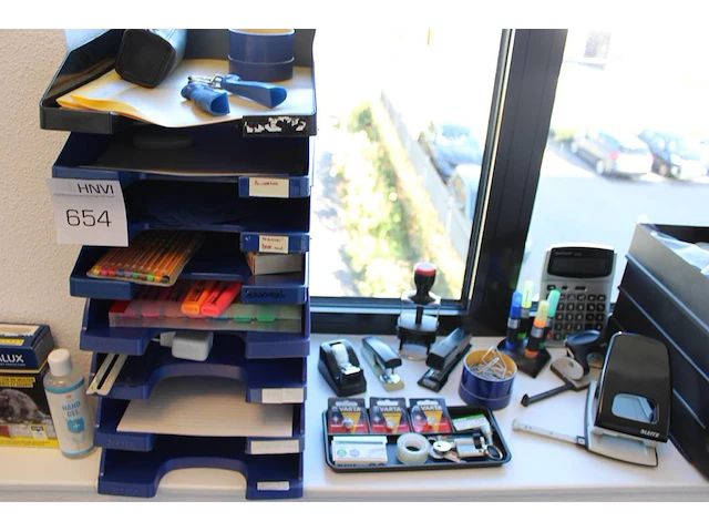 Koop kantoormaterialen w.o. brievenbakjes, schrijfgerei, nietmachines etc. - afbeelding 2 van  4