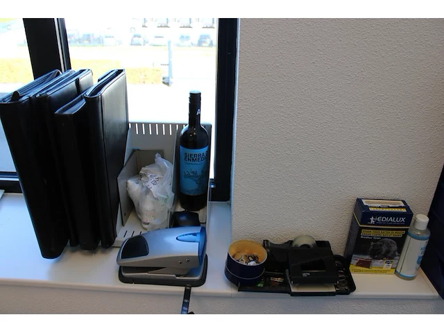 Koop kantoormaterialen w.o. brievenbakjes, schrijfgerei, nietmachines etc. - afbeelding 4 van  4
