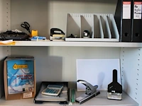 Koop kantoormaterialen w.o. brievenbakjes, schrijfgerei, rekenmachines etc.