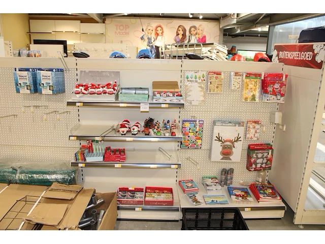 Koop kerstartikelen in stelling w.o. lichtgevende poppetjes, diamond painting sets, raamstickers, schilders... - afbeelding 1 van  4