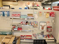Koop kerstartikelen in stelling w.o. lichtgevende poppetjes, diamond painting sets, raamstickers, schilders...