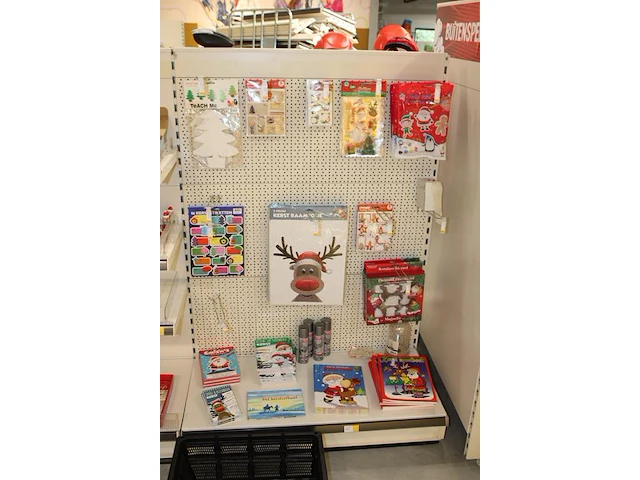 Koop kerstartikelen in stelling w.o. lichtgevende poppetjes, diamond painting sets, raamstickers, schilders... - afbeelding 2 van  4