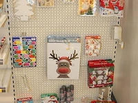 Koop kerstartikelen in stelling w.o. lichtgevende poppetjes, diamond painting sets, raamstickers, schilders... - afbeelding 2 van  4