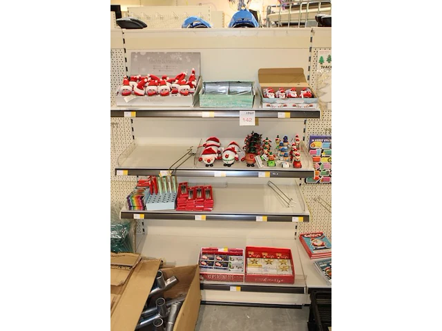 Koop kerstartikelen in stelling w.o. lichtgevende poppetjes, diamond painting sets, raamstickers, schilders... - afbeelding 3 van  4