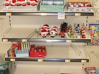 Koop kerstartikelen in stelling w.o. lichtgevende poppetjes, diamond painting sets, raamstickers, schilders... - afbeelding 3 van  4