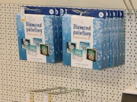 Koop kerstartikelen in stelling w.o. lichtgevende poppetjes, diamond painting sets, raamstickers, schilders... - afbeelding 4 van  4