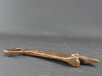 Koper/brons haai als flesopener - afbeelding 5 van  5