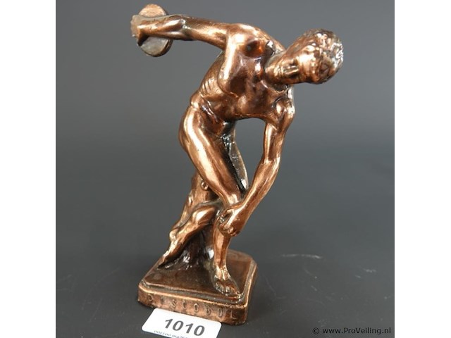 Koperen beeld discobolos (discuswerper), gebaseerd op het klassieke griekse origineel van myron. - afbeelding 1 van  5