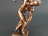 Koperen beeld discobolos (discuswerper), gebaseerd op het klassieke griekse origineel van myron. - afbeelding 1 van  5