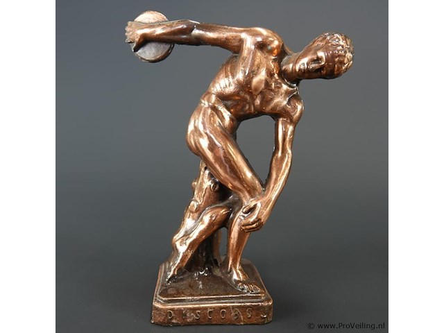 Koperen beeld discobolos (discuswerper), gebaseerd op het klassieke griekse origineel van myron. - afbeelding 2 van  5