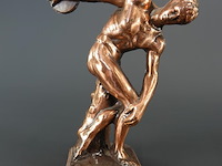 Koperen beeld discobolos (discuswerper), gebaseerd op het klassieke griekse origineel van myron. - afbeelding 2 van  5