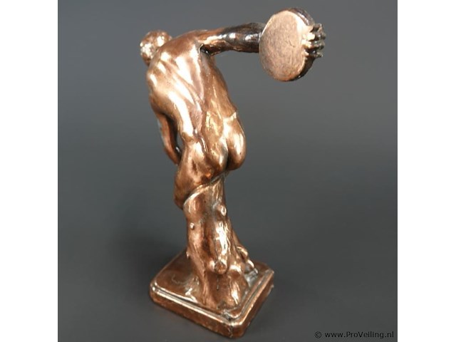 Koperen beeld discobolos (discuswerper), gebaseerd op het klassieke griekse origineel van myron. - afbeelding 4 van  5