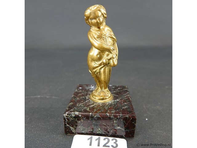 Koperen figuur op stenen basement - afbeelding 1 van  5