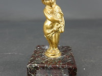 Koperen figuur op stenen basement - afbeelding 1 van  5