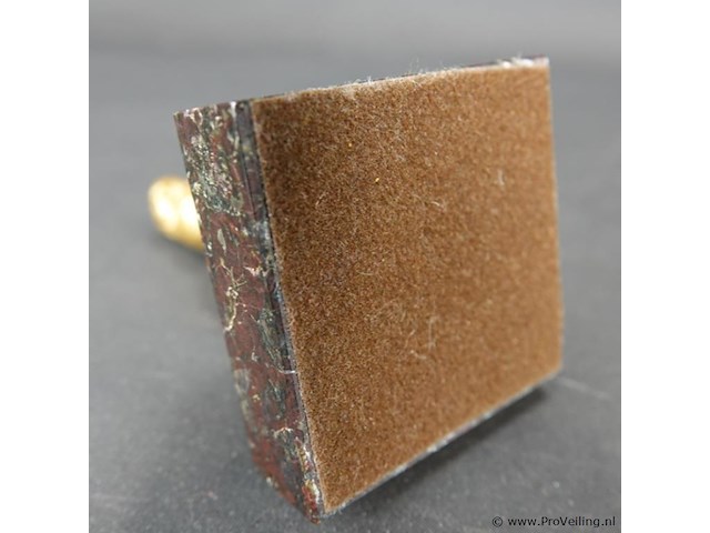 Koperen figuur op stenen basement - afbeelding 5 van  5