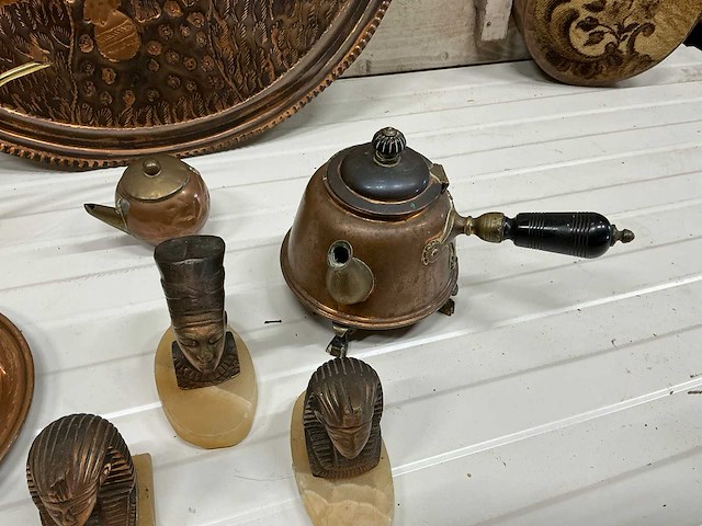 Koperen kruik, theepot, schaal, beeldjes - afbeelding 6 van  8
