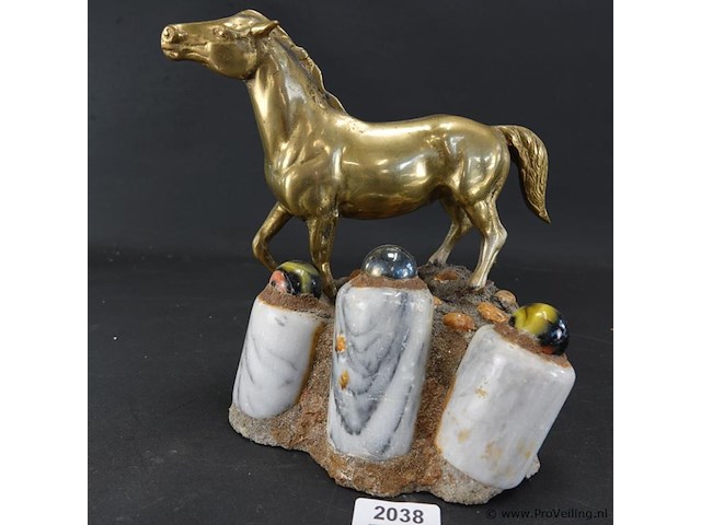 Koperen paard op stenen basement - afbeelding 1 van  5