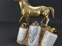 Koperen paard op stenen basement - afbeelding 1 van  5