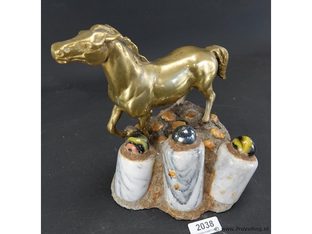 Koperen paard op stenen basement - afbeelding 2 van  5