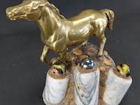 Koperen paard op stenen basement - afbeelding 2 van  5